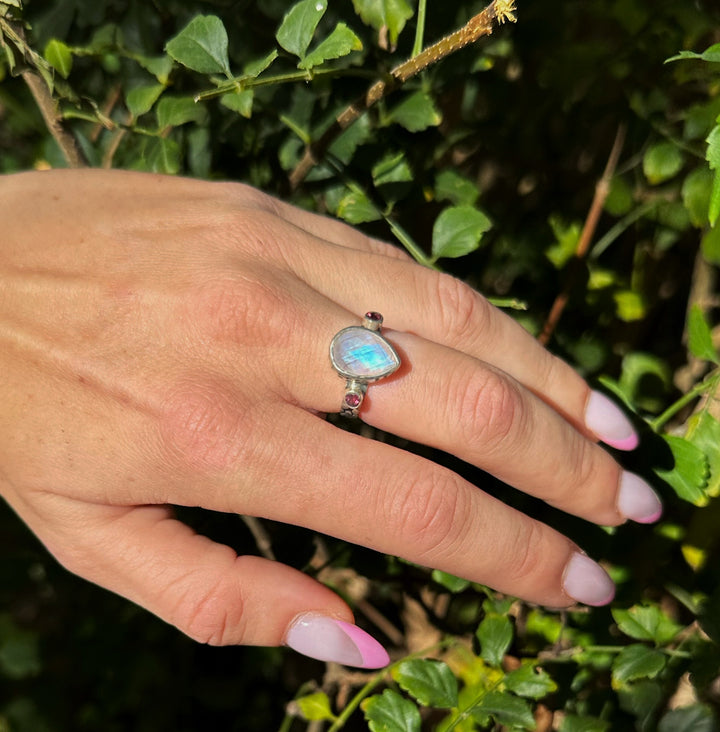 טבעת היילי-אבן מונסטון ריינבו וטורמלין ורודות