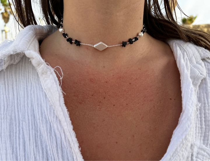 שרשרת קולר- אבני אוניקס שחורות ופנינה לבנה