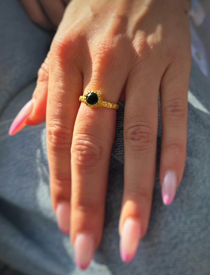 טבעת אמה ציפוי זהב- אבן אוניקס שחורה