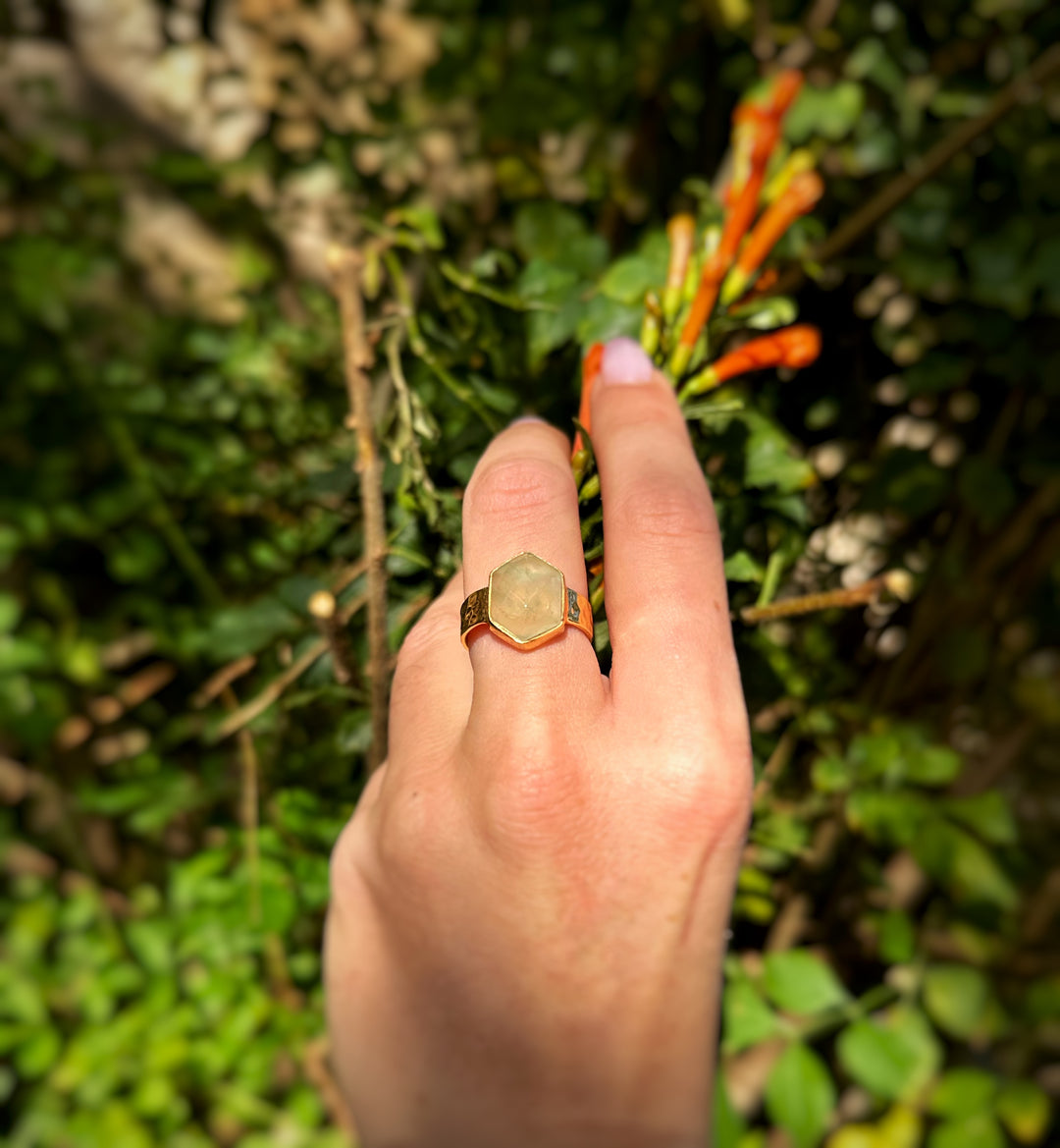 טבעת אשלי ציפוי זהב-אבן פריהנייט