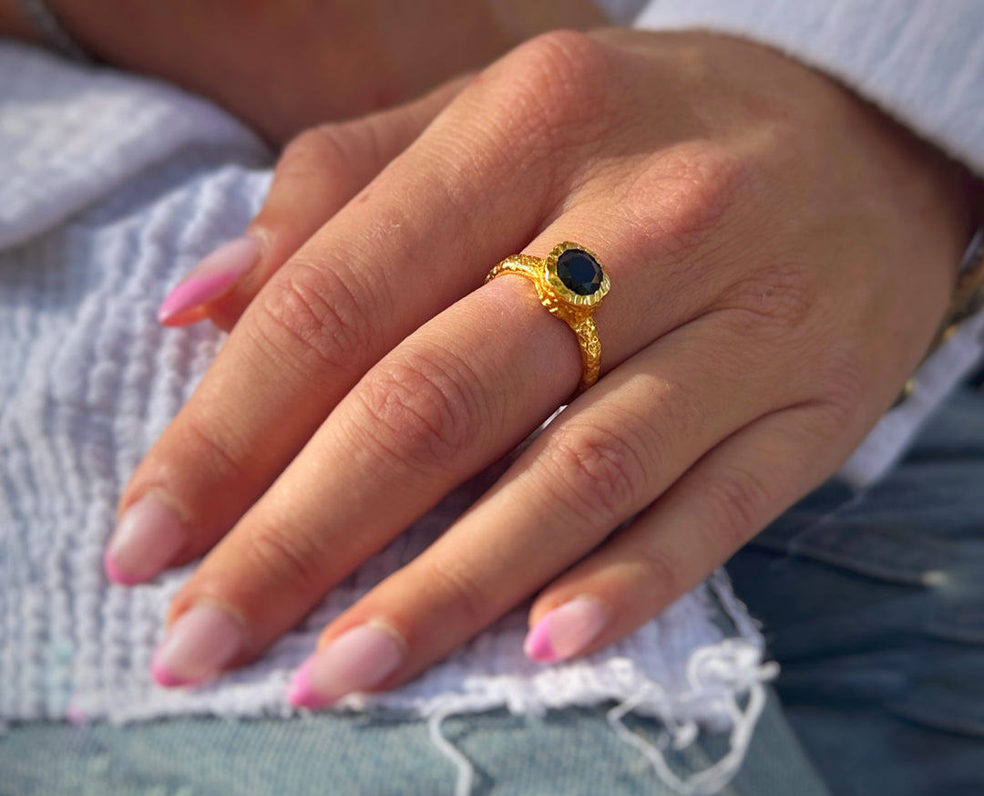 טבעת אמה ציפוי זהב- אבן אוניקס שחורה