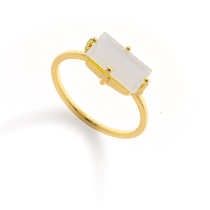 טבעת ריף ציפוי זהב -אבן מונסטון לבנה