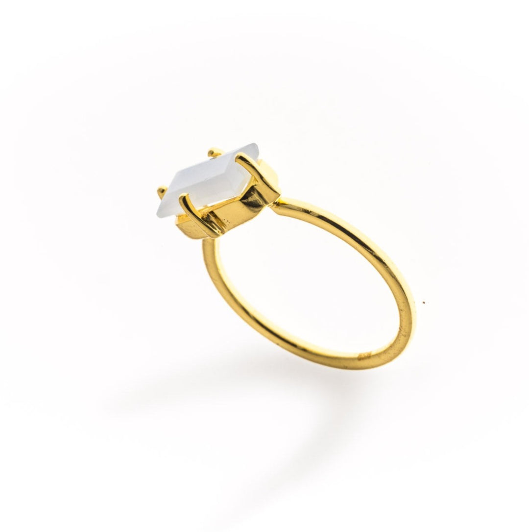 טבעת ריף ציפוי זהב -אבן מונסטון לבנה