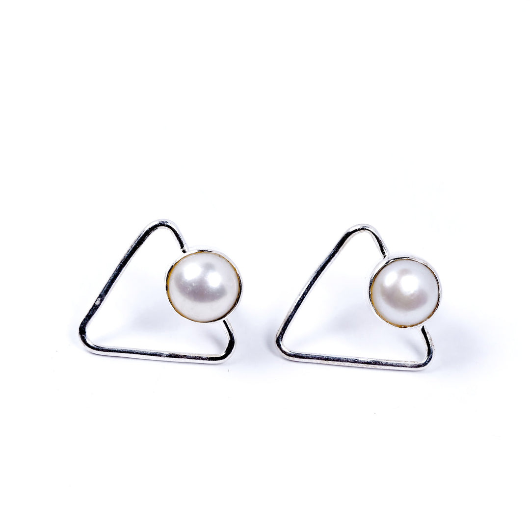 עגילים משולש צמודים בשילוב פנינים טבעיות