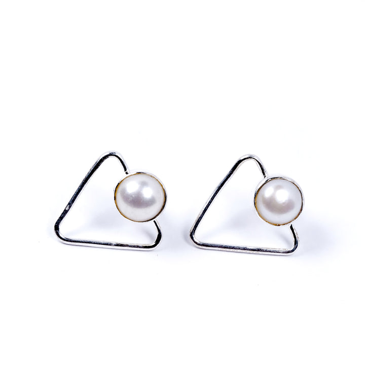 עגילים משולש צמודים בשילוב פנינים טבעיות