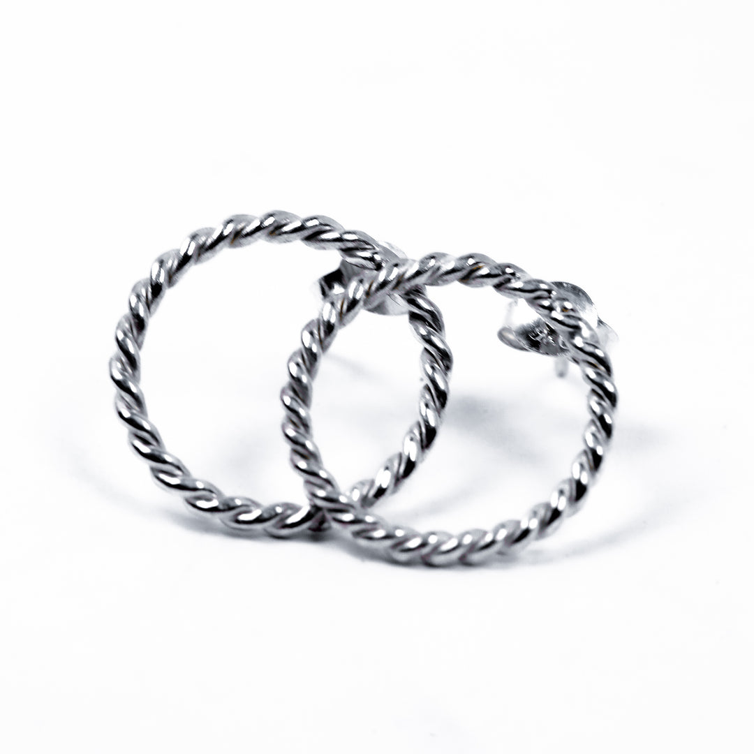 עגילים צמודים מסולסלים