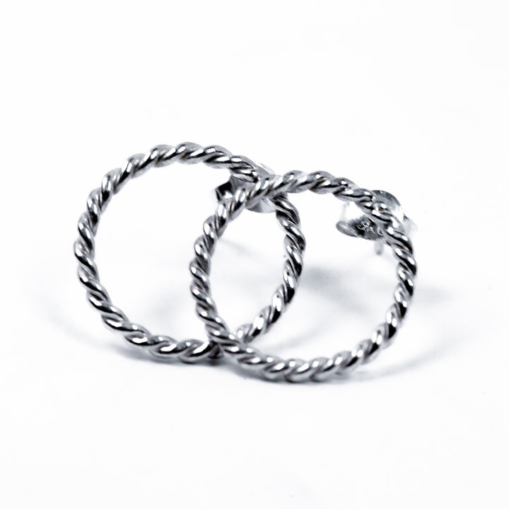 עגילים צמודים מסולסלים