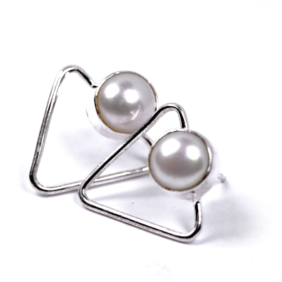 עגילים משולש צמודים בשילוב פנינים טבעיות