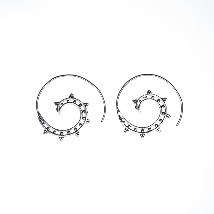 עגילי ספירלה מעוטרים