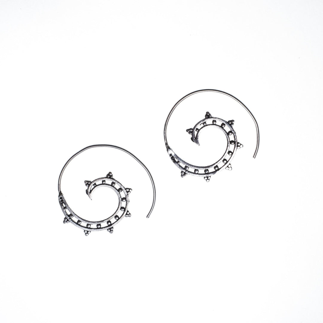 עגילי ספירלה מעוטרים