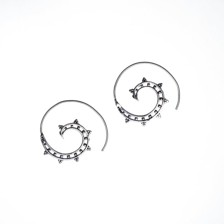 עגילי ספירלה מעוטרים