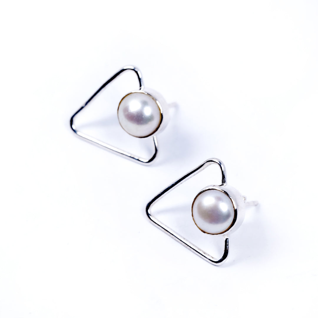 עגילים משולש צמודים בשילוב פנינים טבעיות