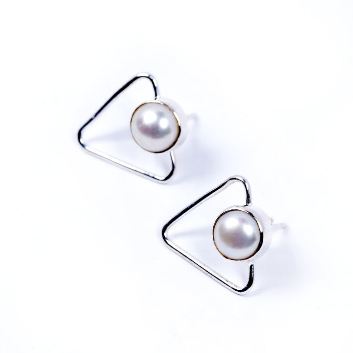 עגילים משולש צמודים בשילוב פנינים טבעיות