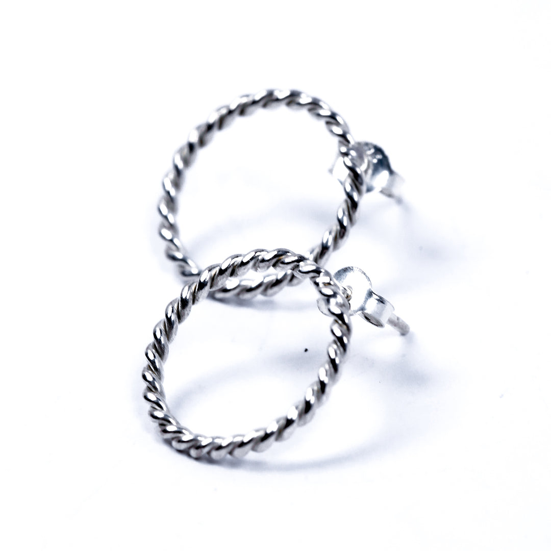 עגילים צמודים מסולסלים